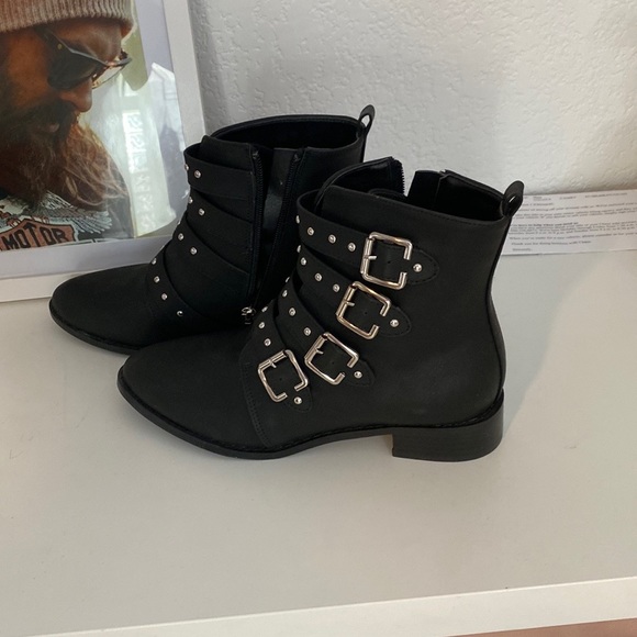 Black & Silver zip up boots with buckles. Size 7 - Picture 2 of 5